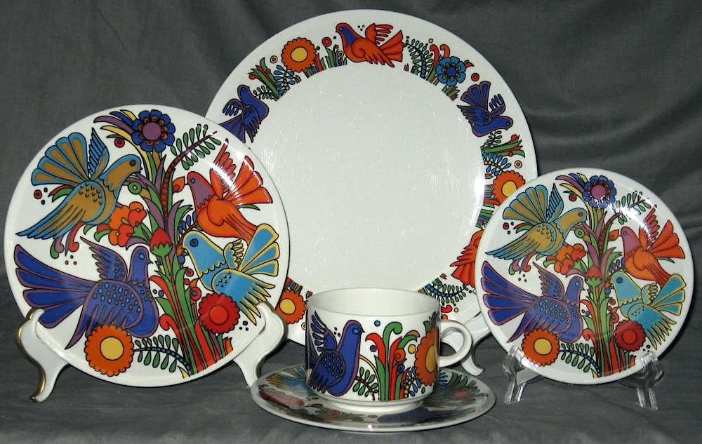 Plant ornament on the tableware