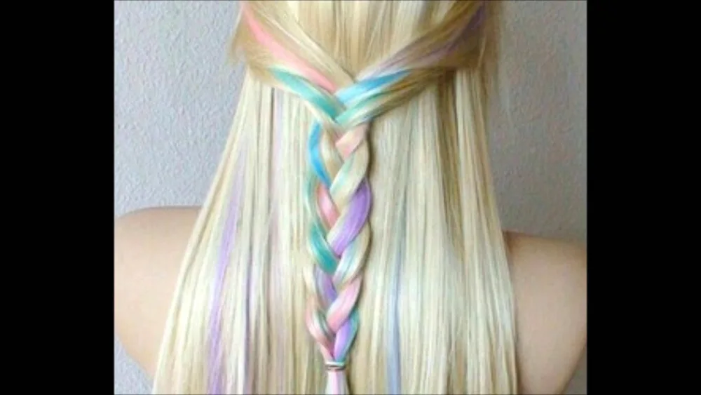 Colour strands in hair