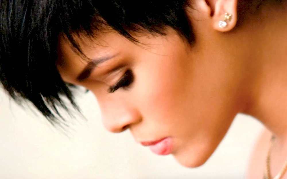 Rihanna asymmetrical haircut