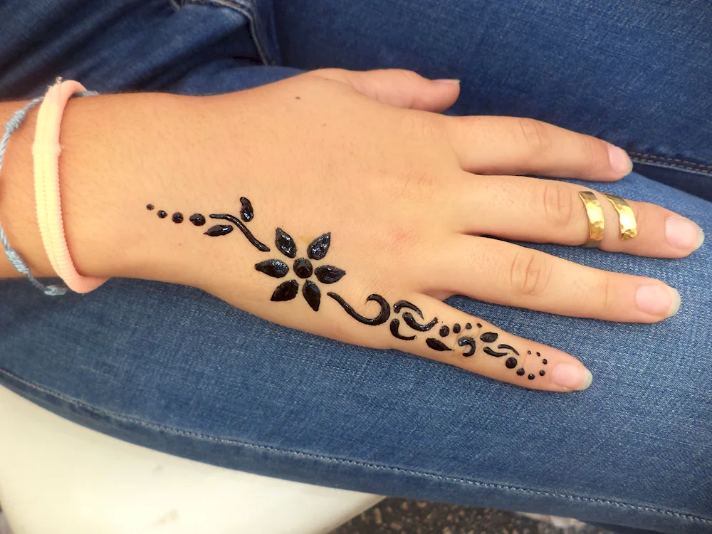 Simple Henna Tattoos on Hands