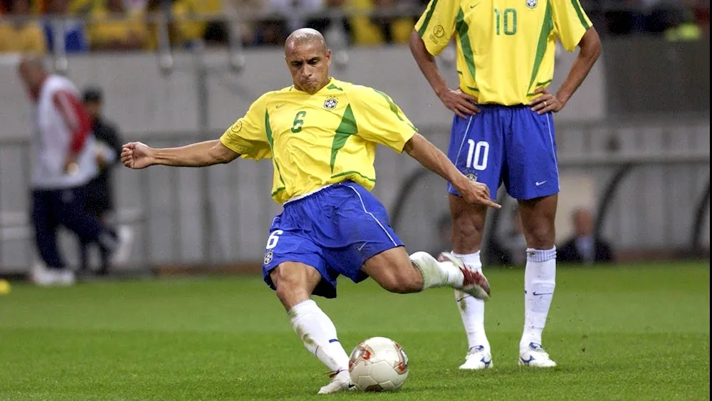 Roberto Carlos against Ronaldinho