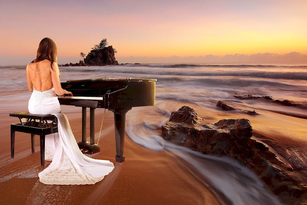 Piano and the sea