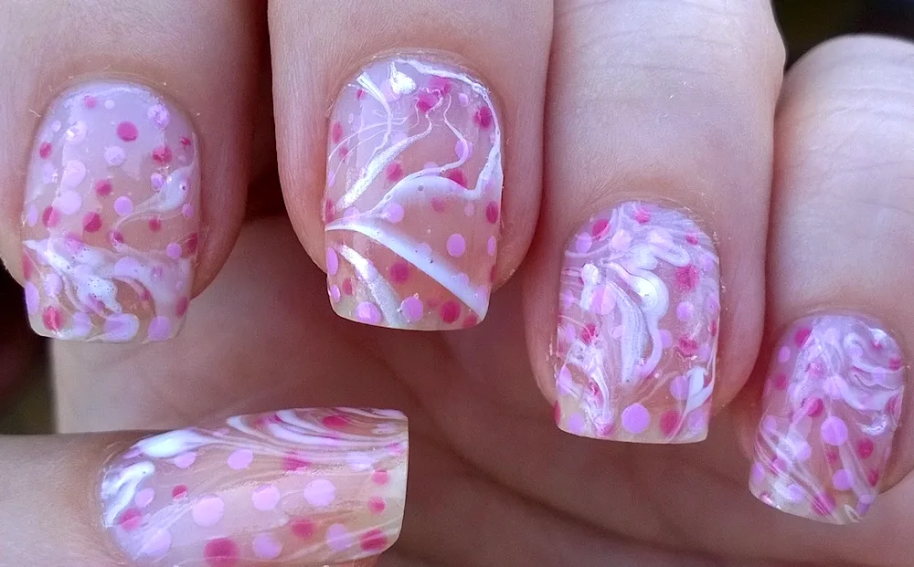 Pink manicure with streaks