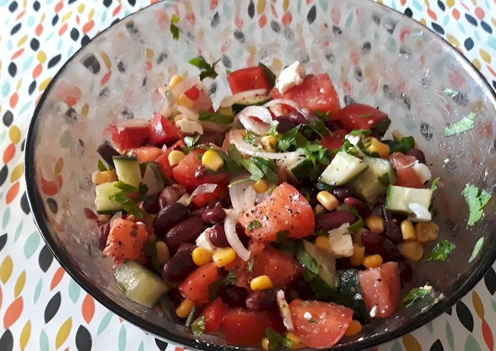 Salad with beans and breadcrumbs and corn and chicken
