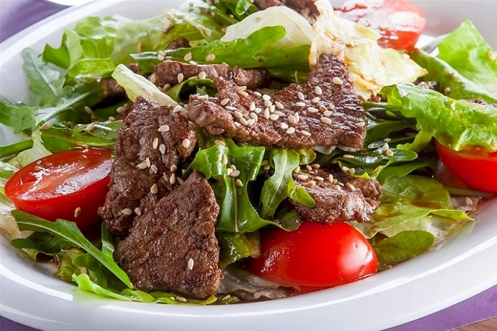 Arugula beef salad with cherry tomatoes
