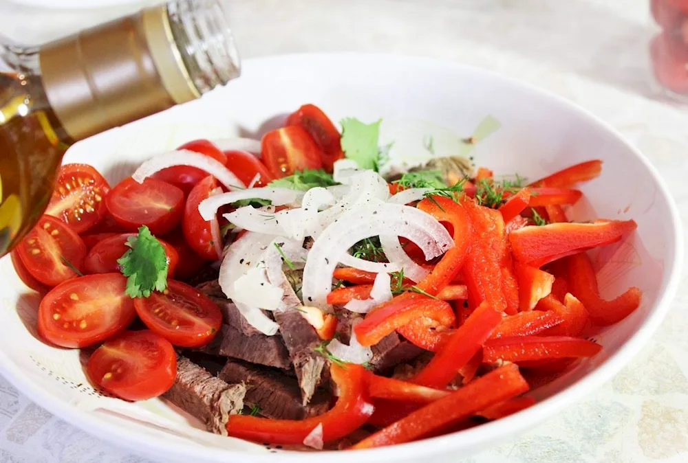Salad with beef and tomatoes