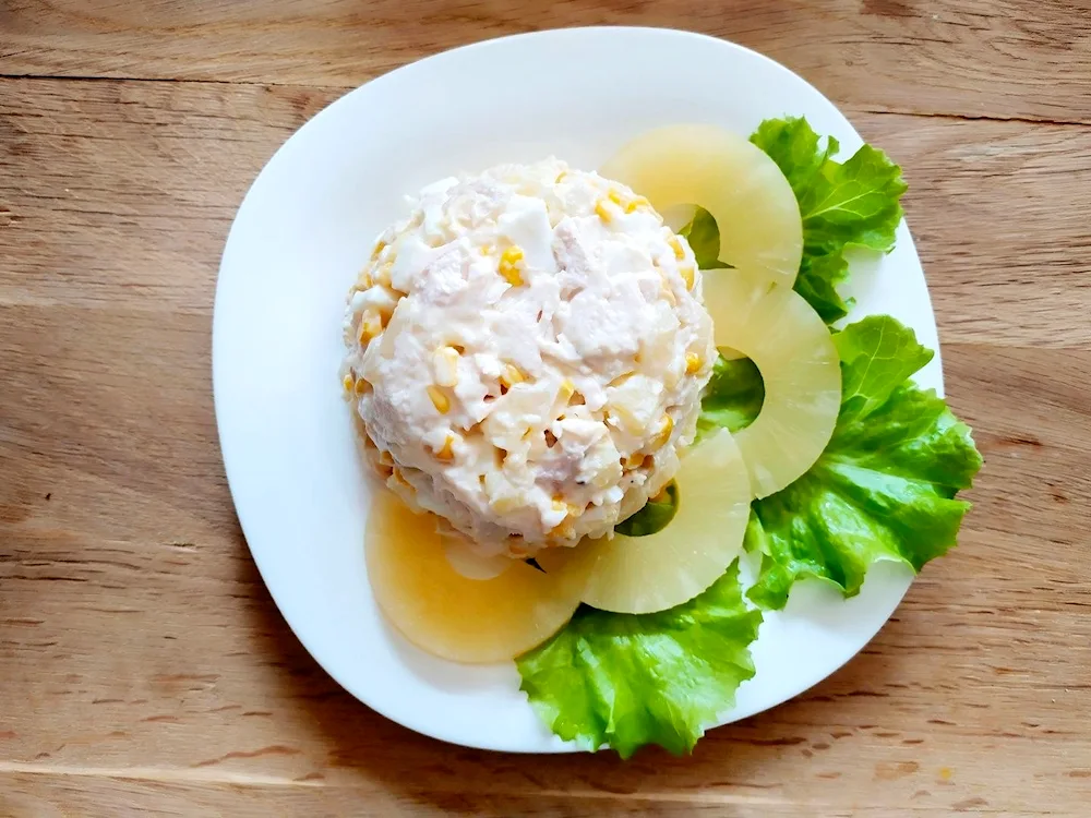 Salad with smoked chicken with pineapple and cheese