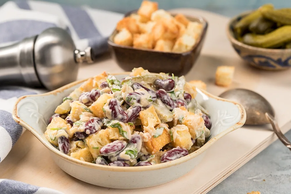 Salad of red beans with croutons and cheese