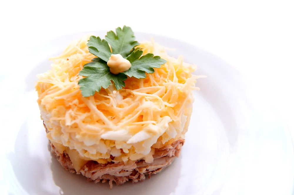 Salad with pineapple and smoked chicken and cheese