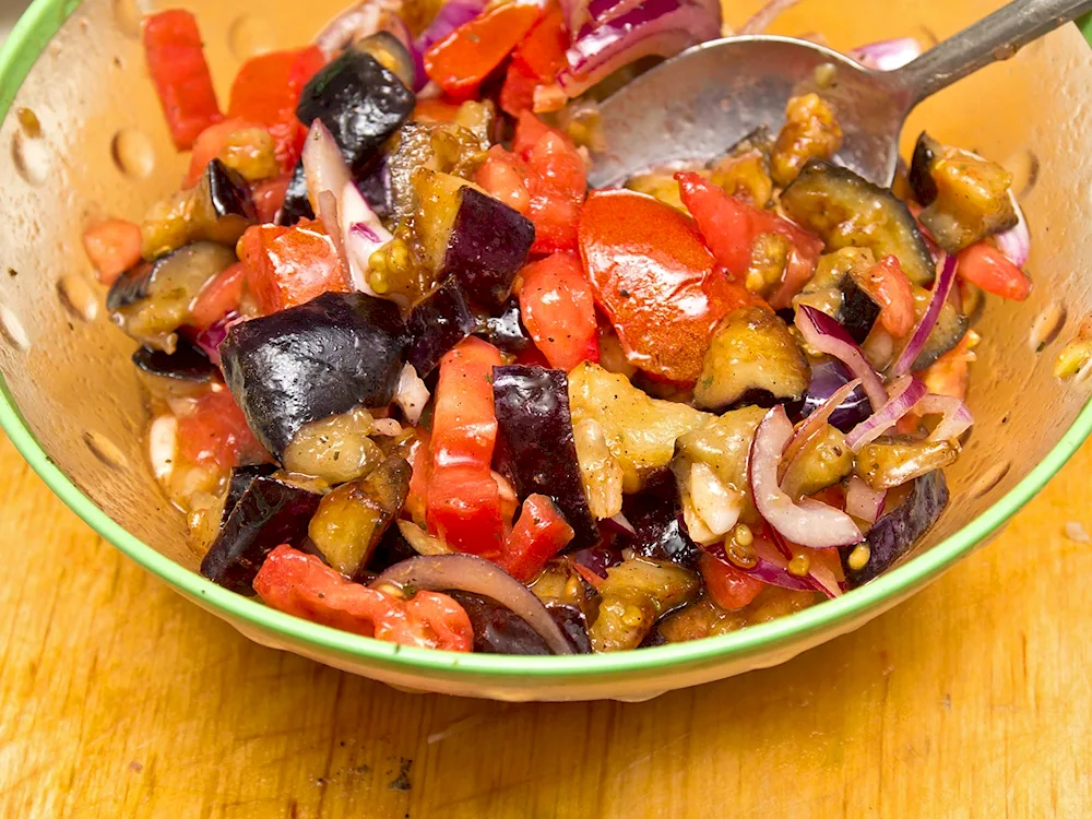 Salad with aubergines and tomatoes and cilantro