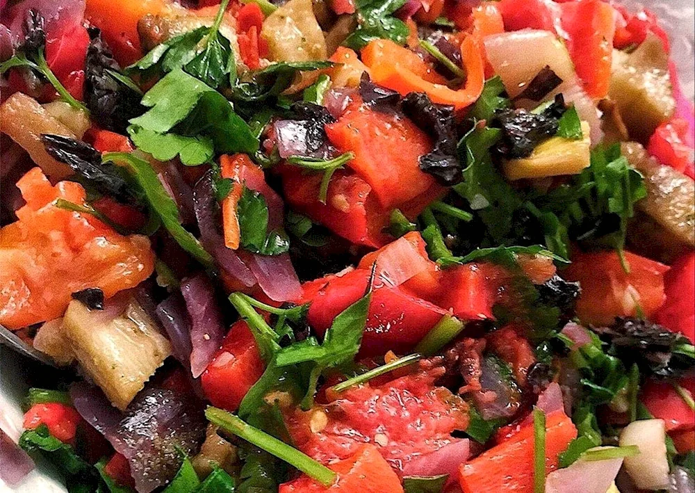 Salad with aubergine and tomatoes and cilantro