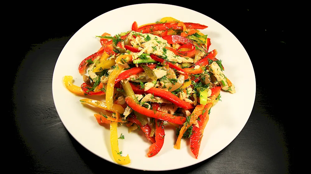Salad with bell peppers and chicken