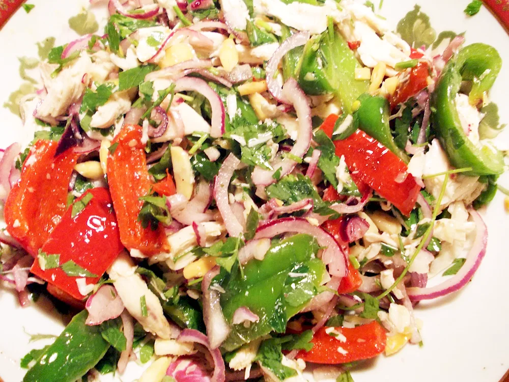 Salad with bell peppers and chicken