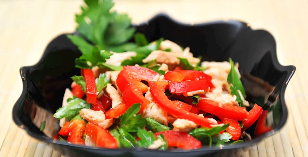 Salad with bell peppers and chicken