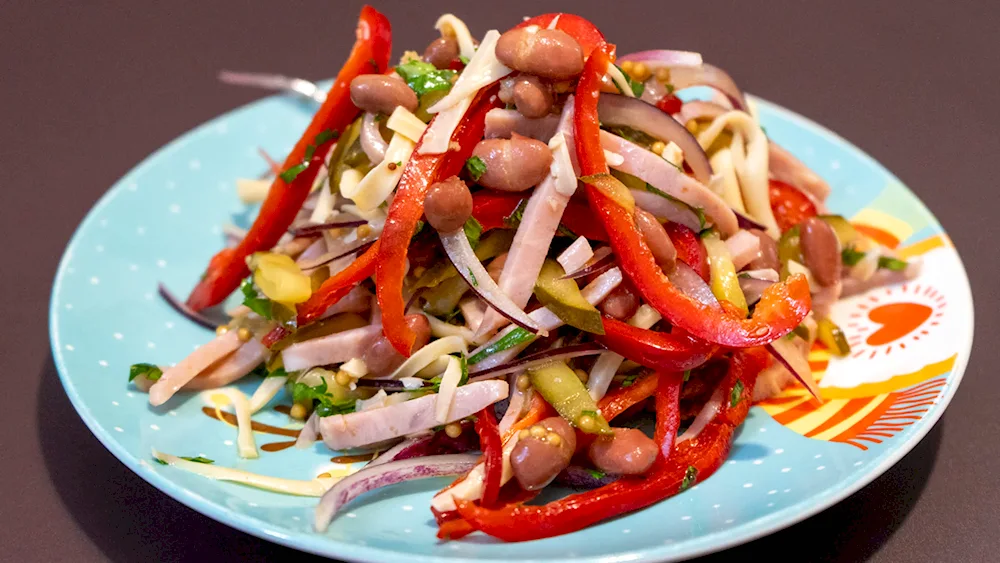Salad with beans and tomatoes and bell peppers