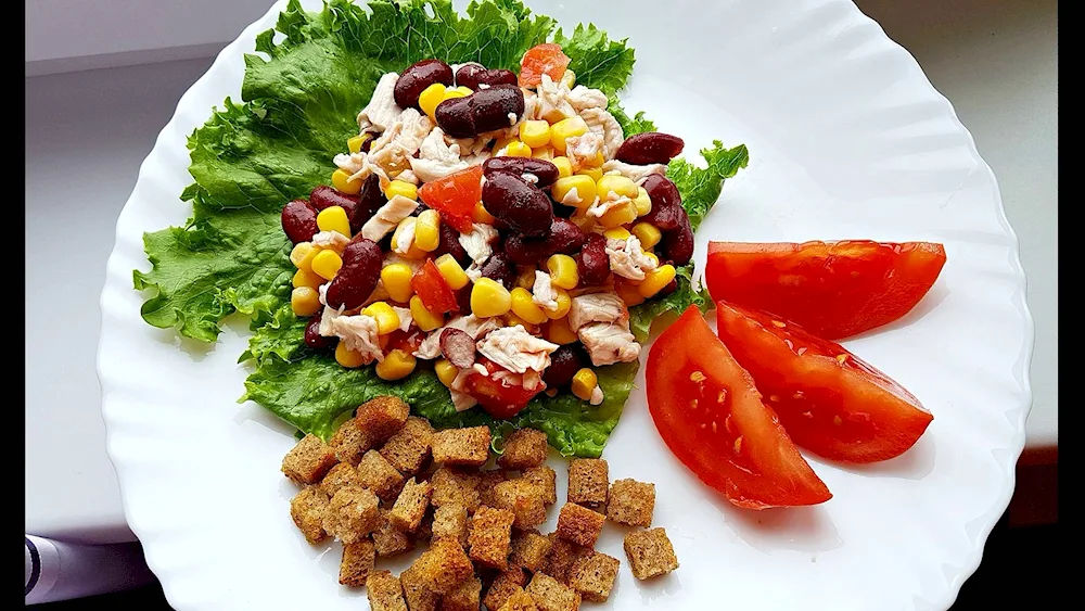 Salad with red beans and smoked chicken and breadcrumbs
