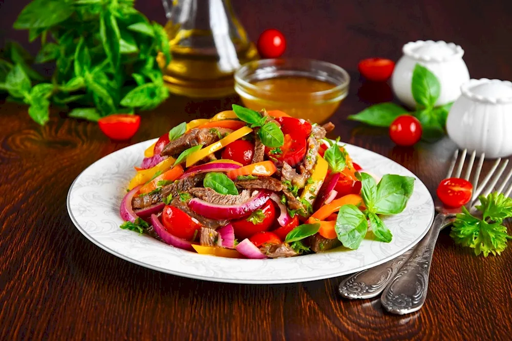Salad with beef and bell peppers