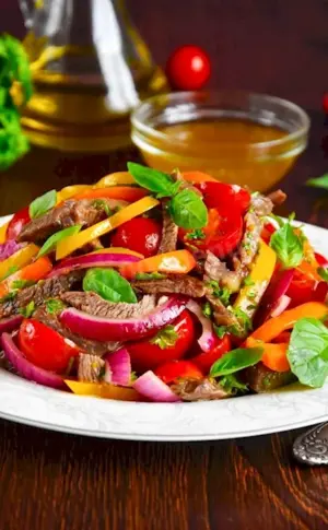 Salad with beef and bell peppers