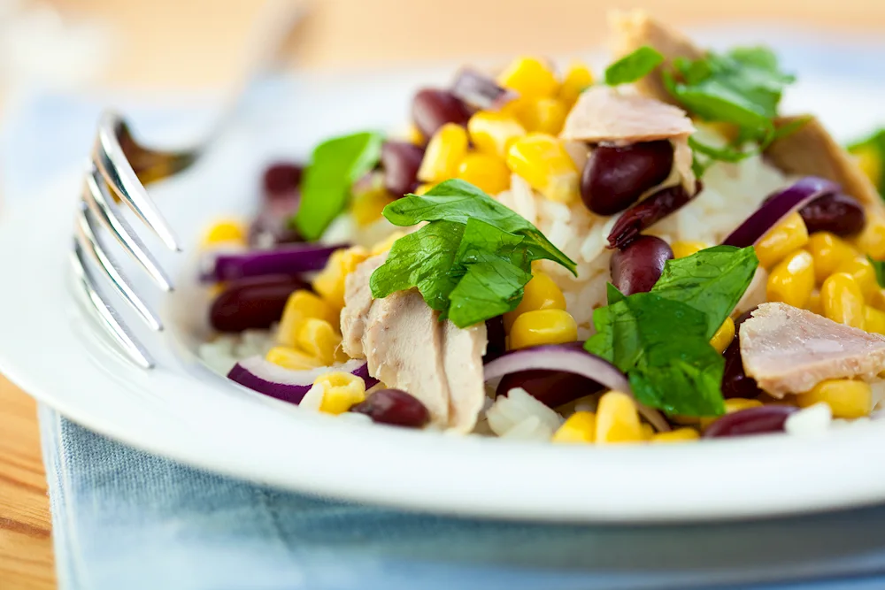 Salad with tuna and red beans