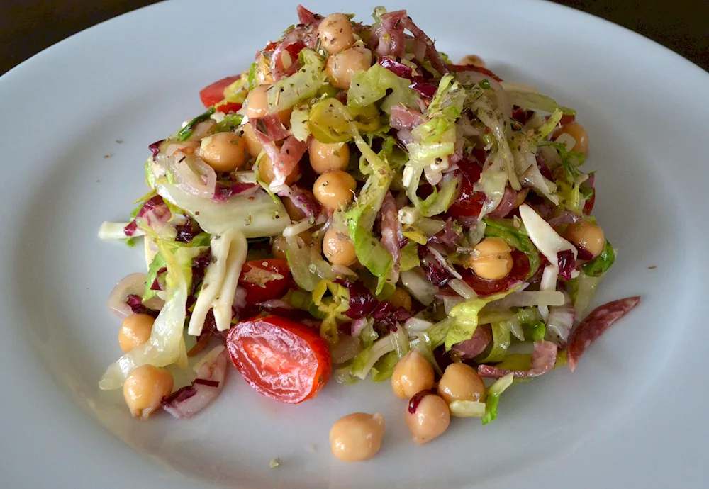 Salad with tuna and red beans