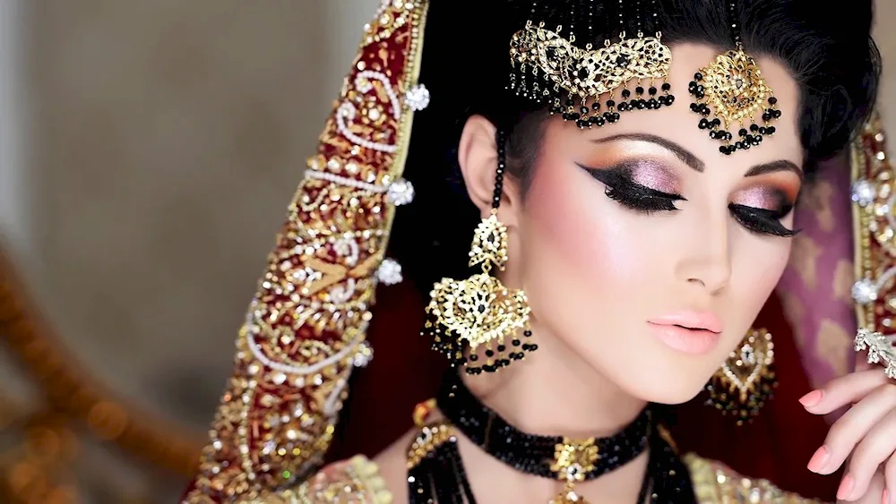 Sanni Leone Eastern style Makeup