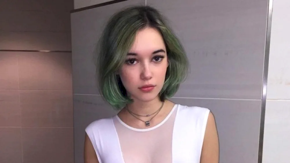 Sarah Snyder's breasts