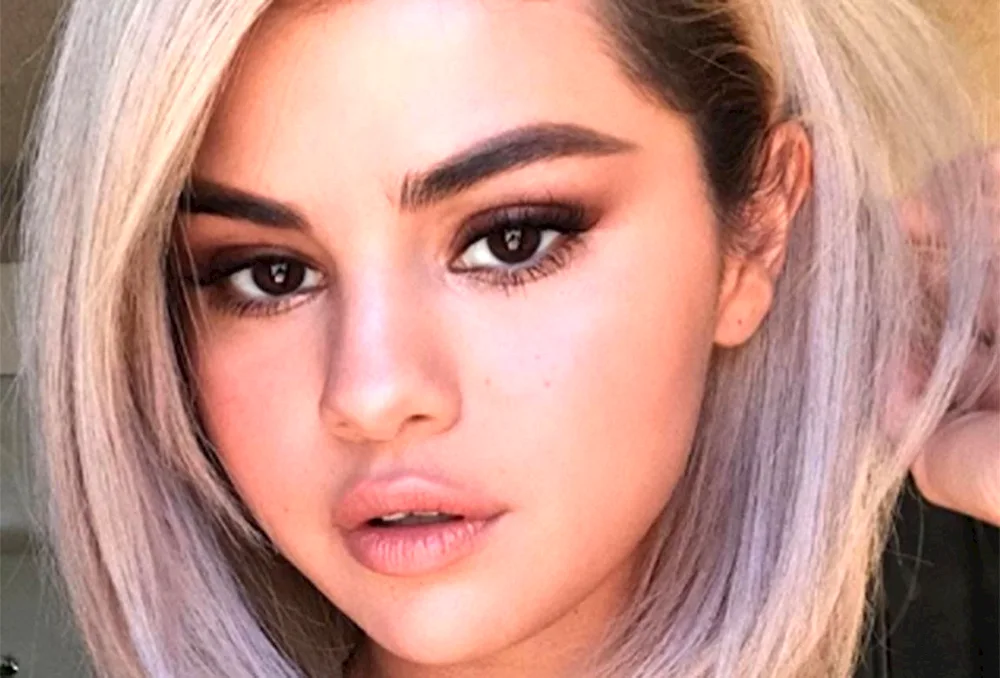Selena Gomez blond 2021