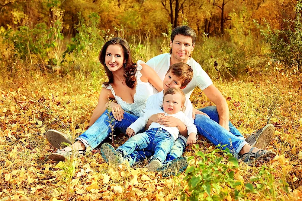 Family photo shoot in blooming garden