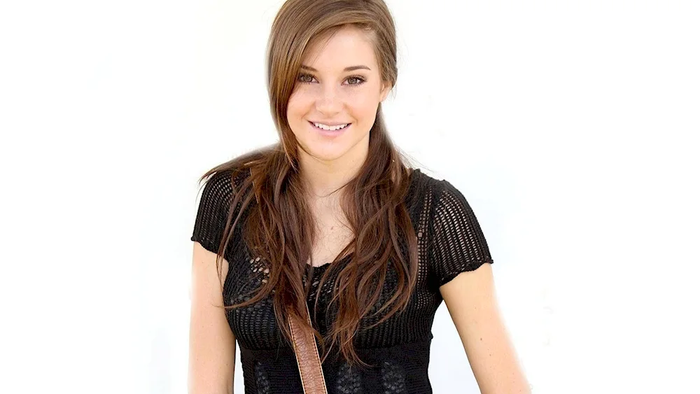 Shailene Woodley is hot