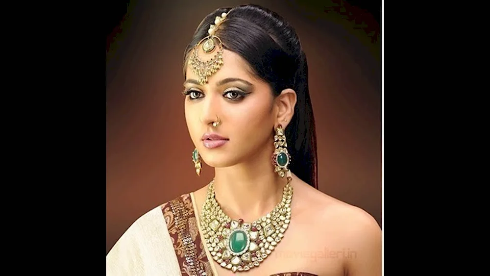 Head jewellery