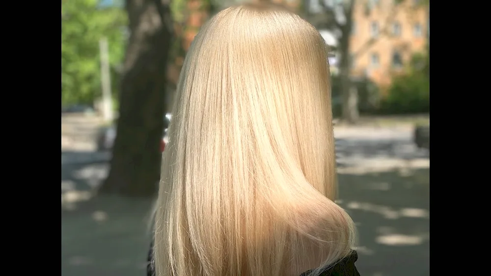 Lisa Beauty Crystal blonde contrasting blonde hair colour