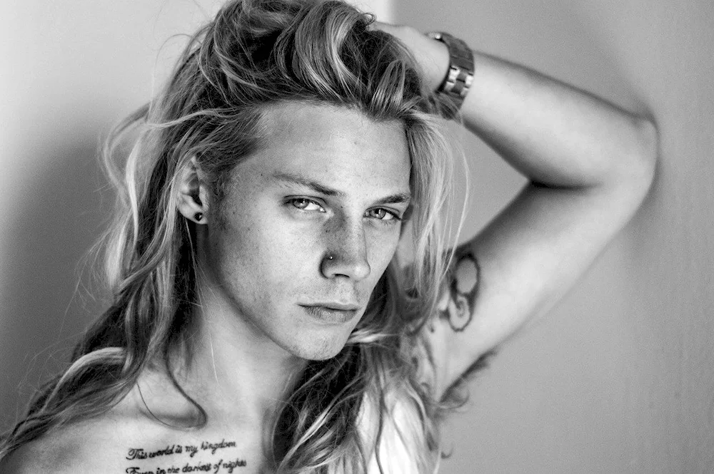 Faith long hair blond