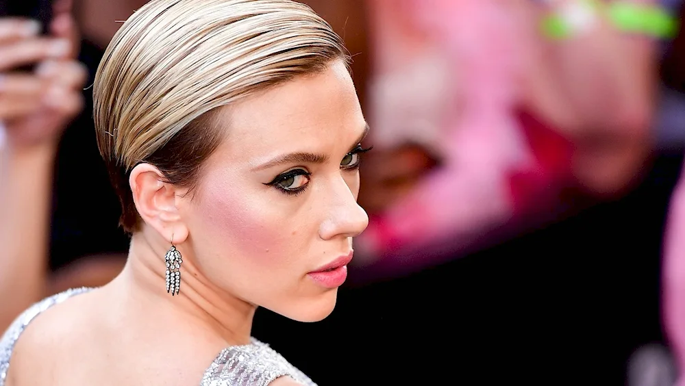 Carlett Johansson with a bob