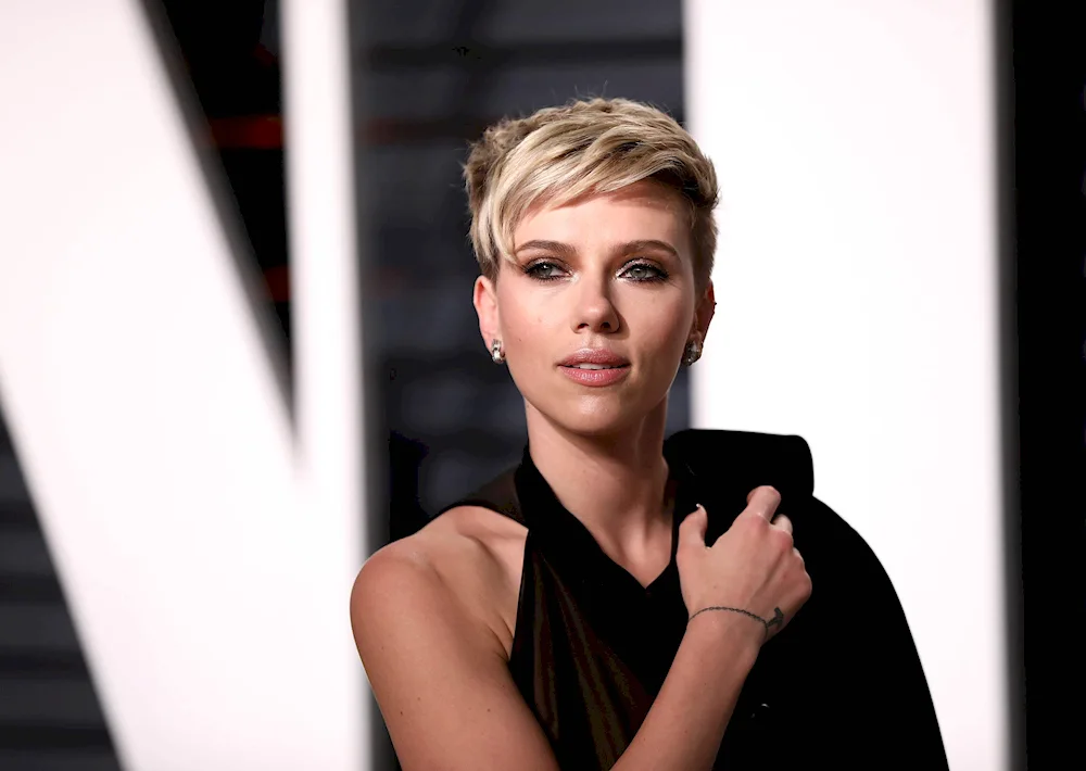 Carlett Johansson short haircut