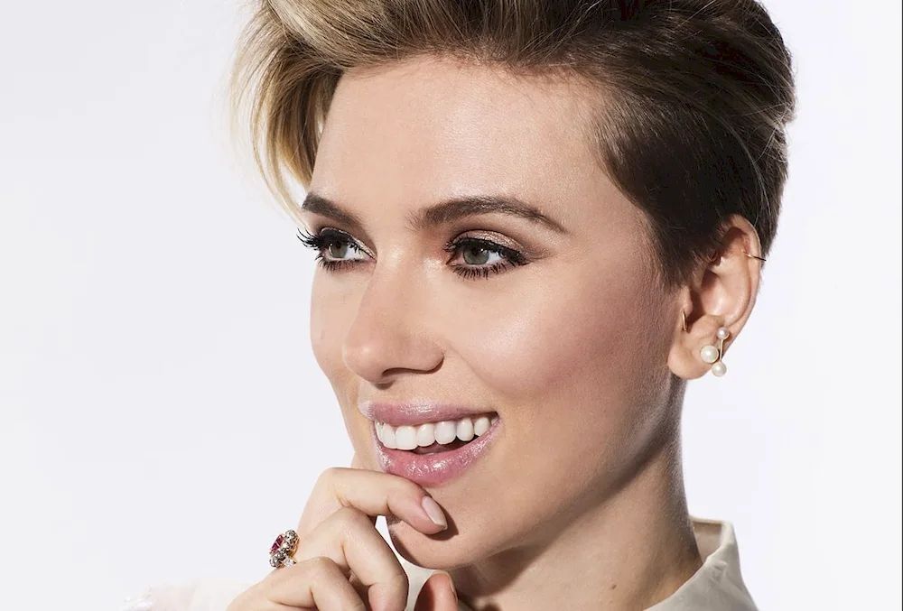 Scarlett Johansson with short haircut