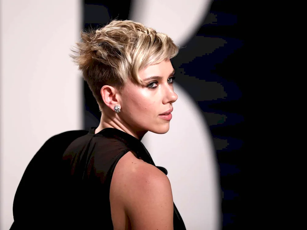 Scarlett Johansson mallet haircut