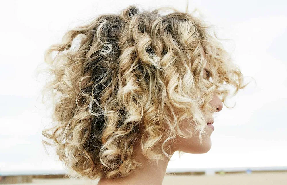 Jennifer Lopez with wavy hair