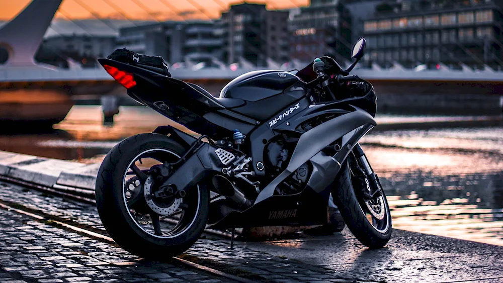 Yamaha r1 black