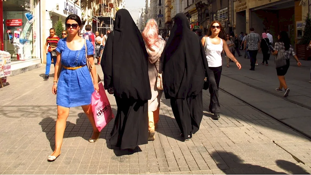 Stanbul people on the street