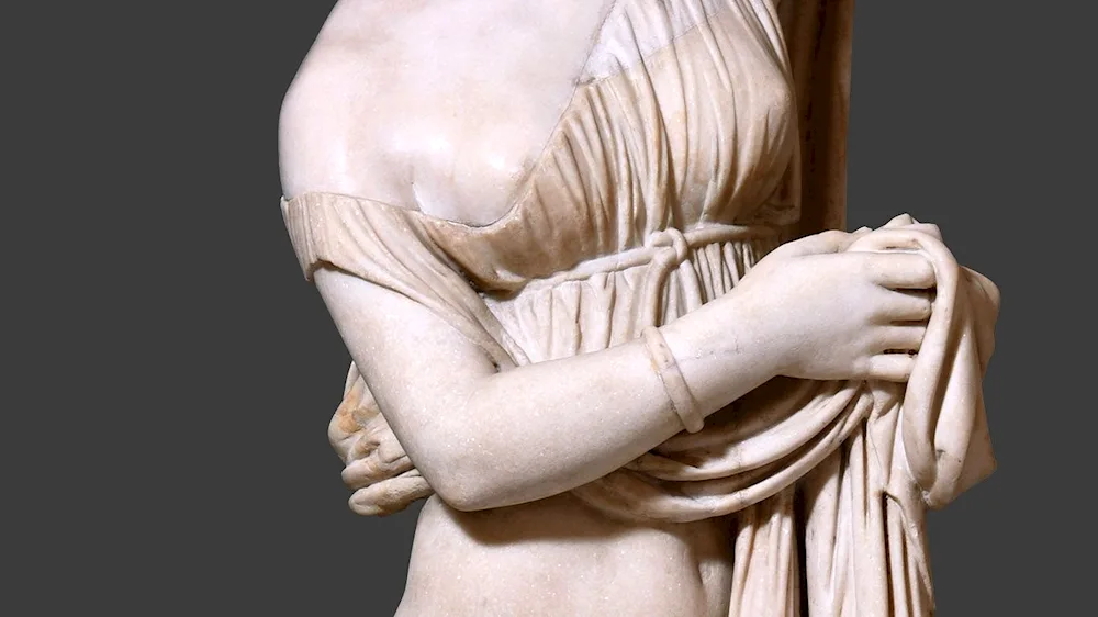 Venus Callipyga statue