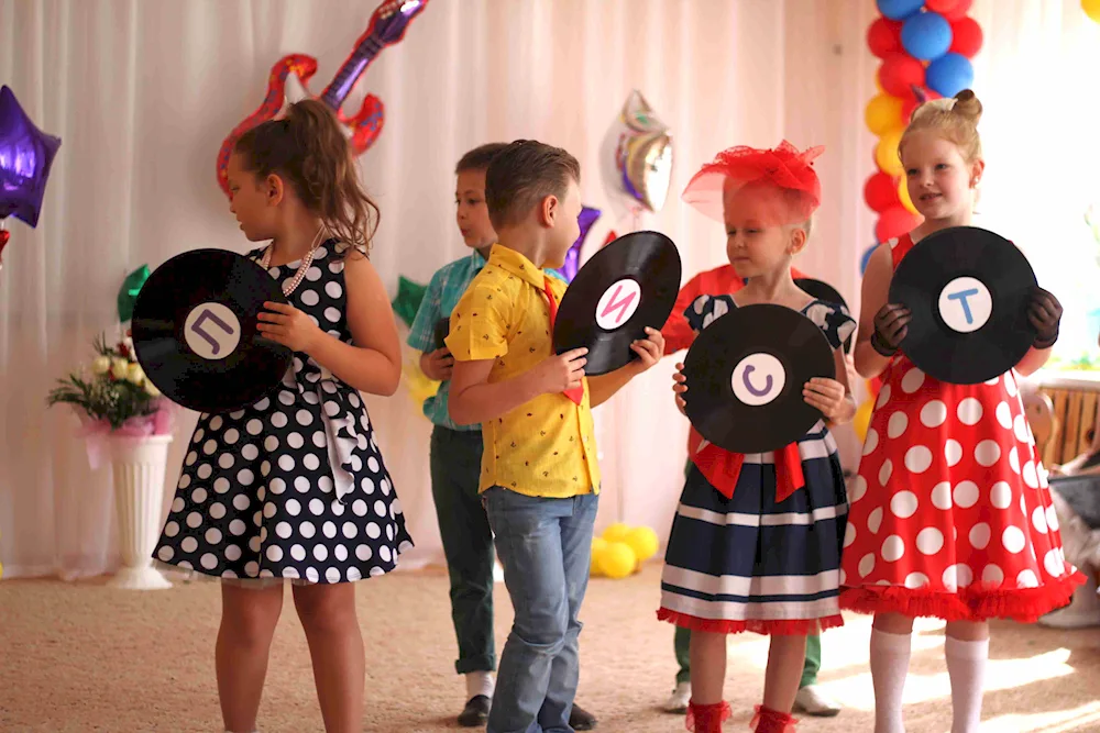 Stilyagi prom hairstyle for girl