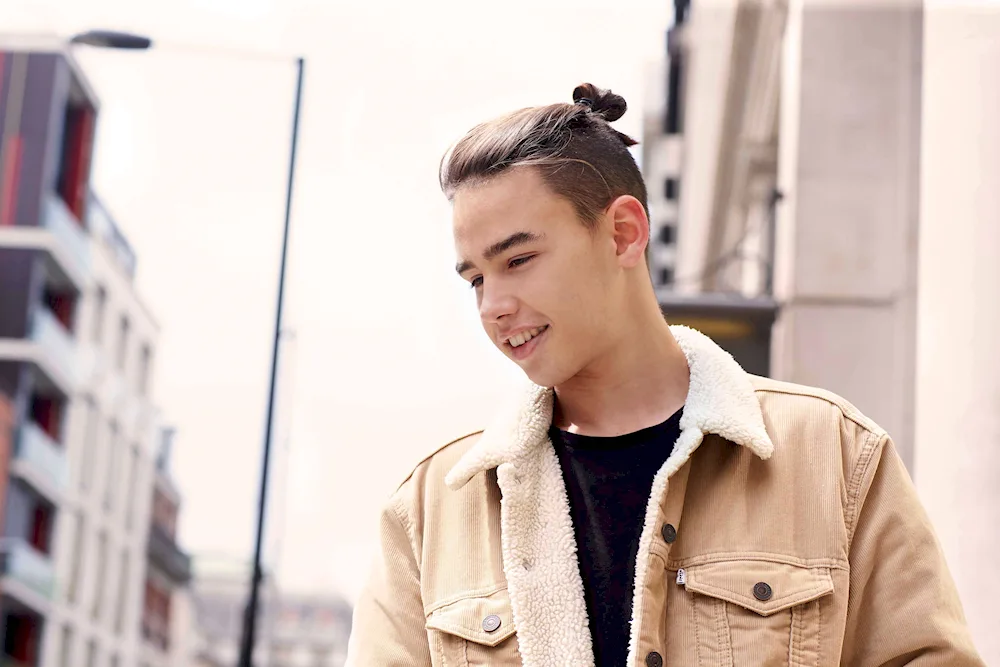 Andercut undercut man bun