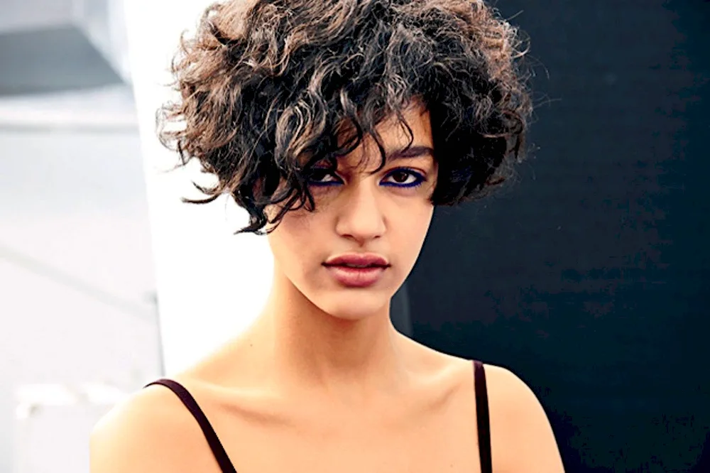 Tomboy Bob wavy hair