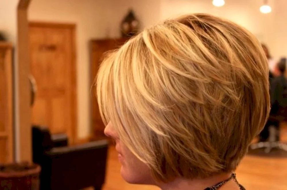 Gradirovannoe Bob haircut