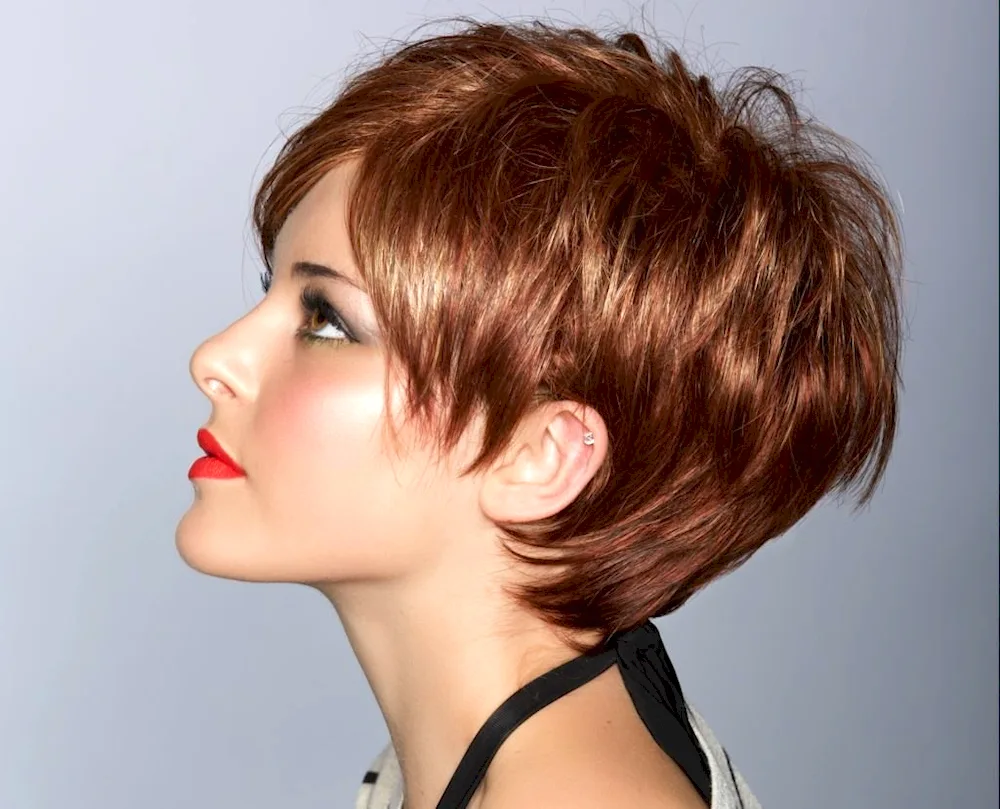 Gradyirovannoe Bob- Garson haircut for medium hair for women