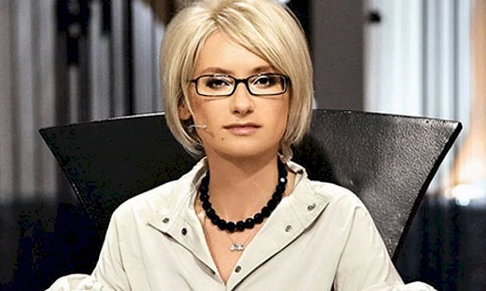 Evelina Khromchenko's haircut