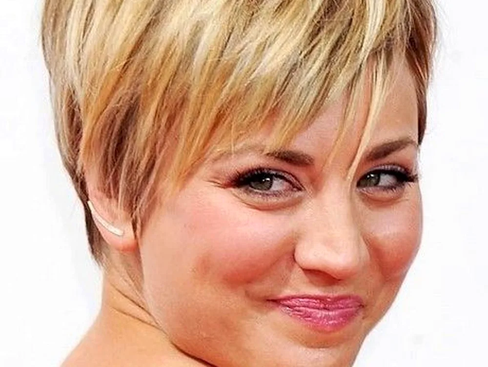 Pixie haircut for round face after 40