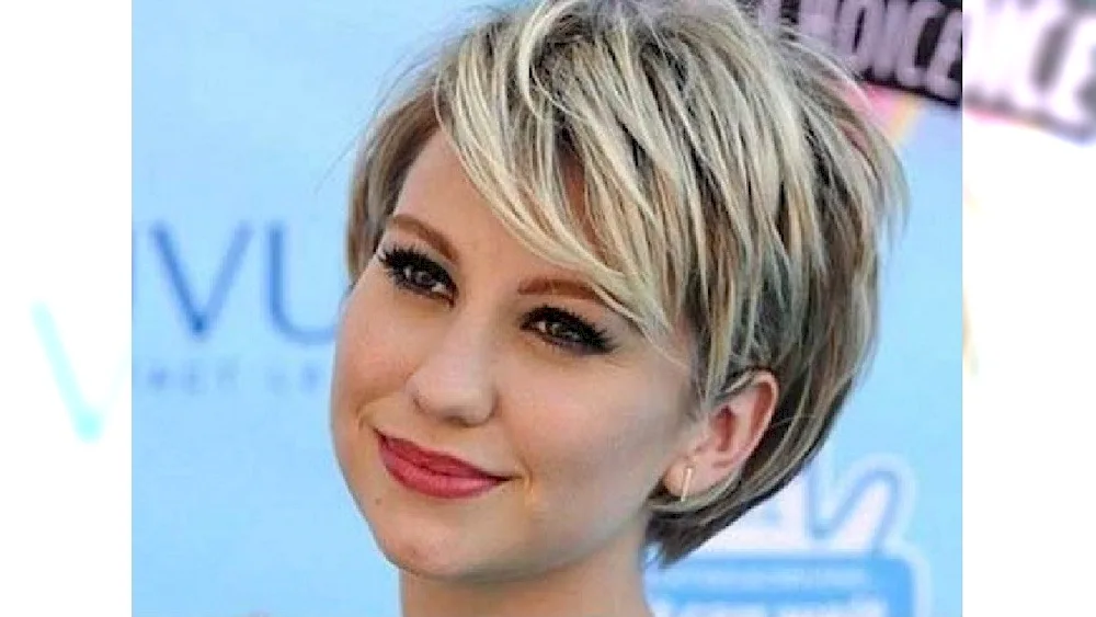 Pixie haircut round face for full face