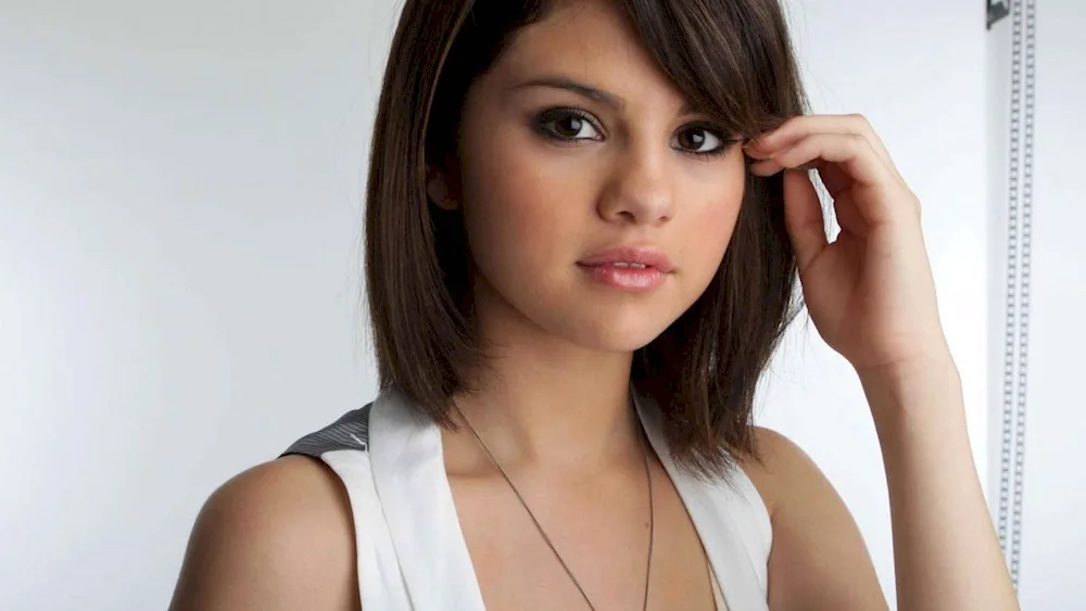 Selena Gomez bob haircut