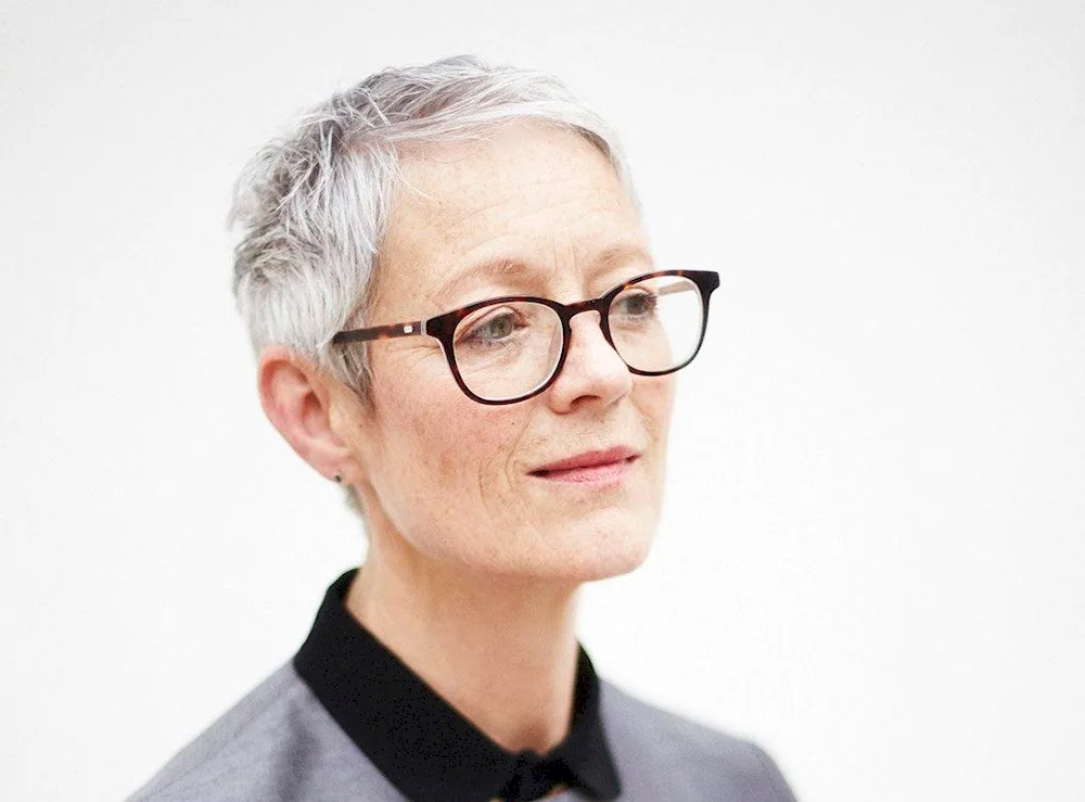 Women's haircut for grey hair after 50